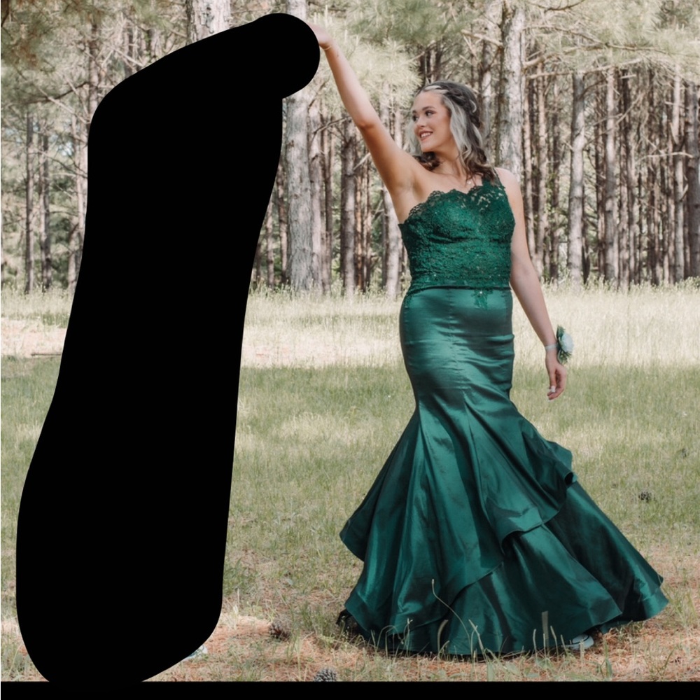 selling my prom dress from last year it’s a size 14 but fits like a 10.